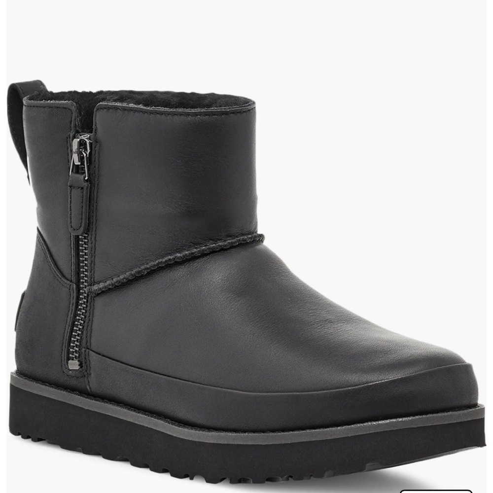 Ugg Classic Zip Mini Boot Black Leather  size 6